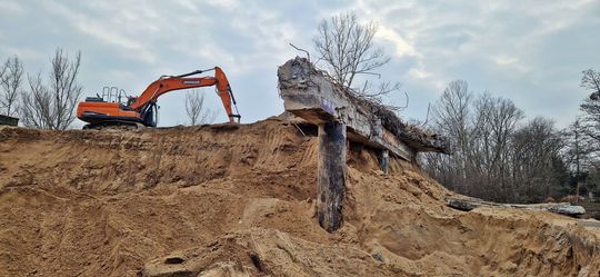 Burzenie starego mostu na 801 Burzenie starego mostu na 801