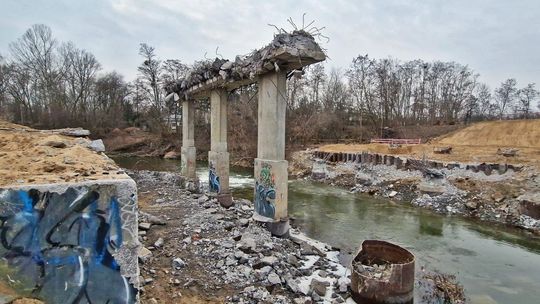 Burzenie starego mostu na 801 Burzenie starego mostu na 801