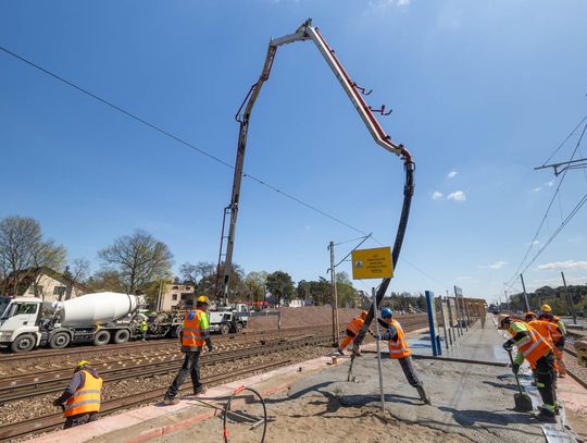 Budowa peronu na stacji kolejowej Warszawa Falenica