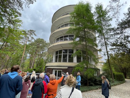 Spacer po dawnym sanatorium wojskowym ECZ w Otwocku - fot. Agnieszka Jaskulska
