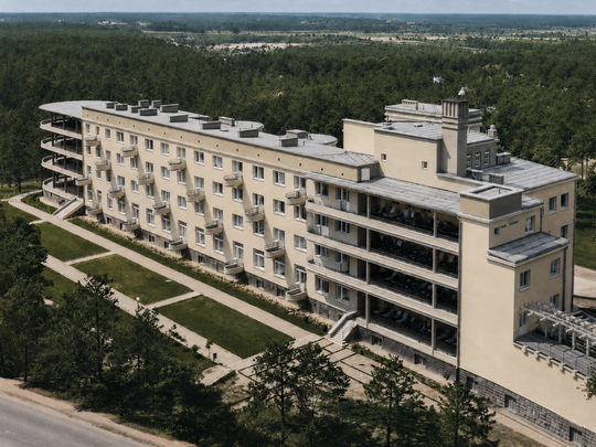 Spacer po dawnym sanatorium wojskowym ECZ w Otwocku