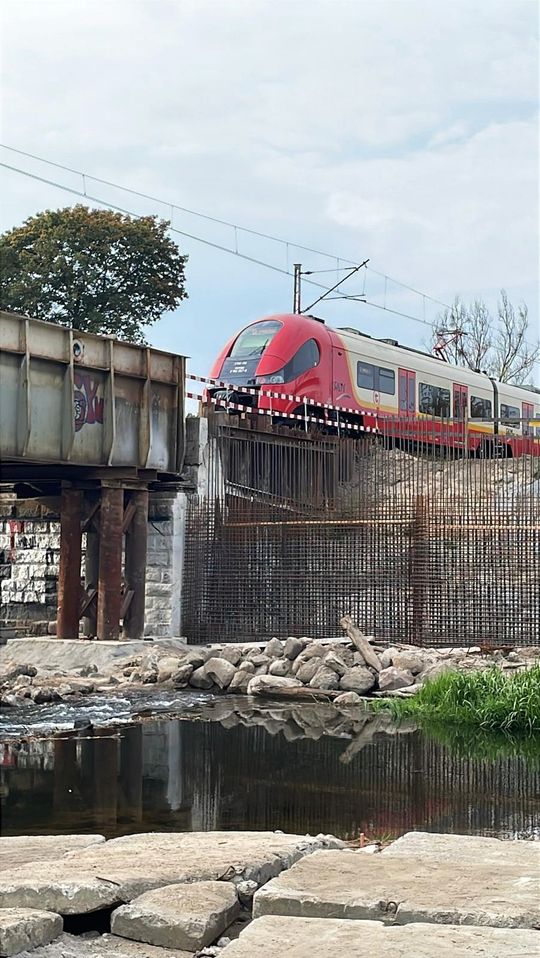 Budowa wiaduktu, tuneli i mostów. Tak zmienia się linia otwocka