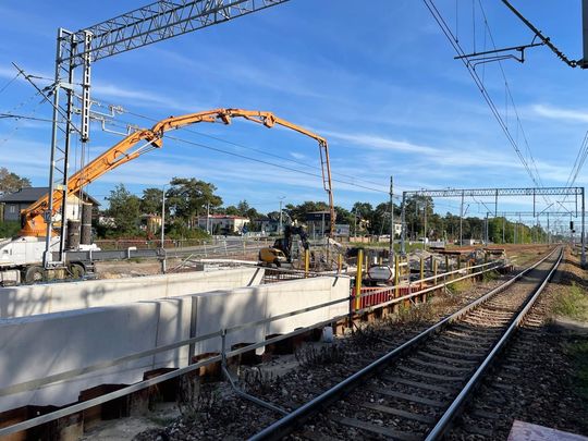 Budowa wiaduktu, tuneli i mostów. Tak zmienia się linia otwocka